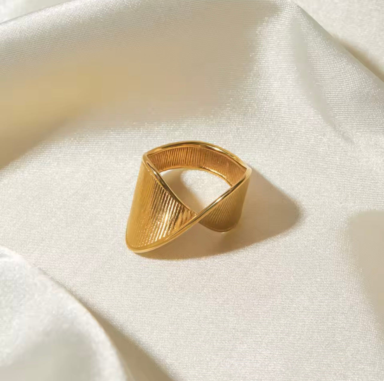 Osibɔ Irregular Geomatric Gold Ring